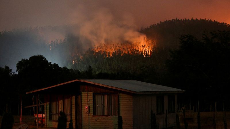 Chile lucha contra la mayor ola de incendios en décadas que deja ya 270.000 hectáreas calcinadas