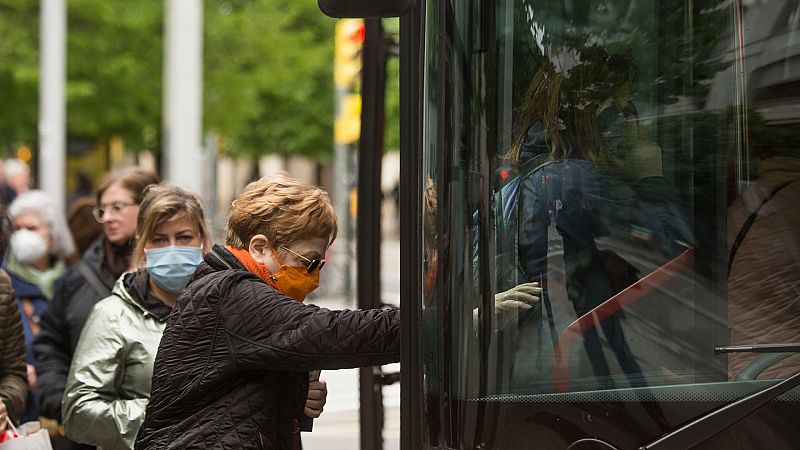 Las mascarillas dejan de ser obligatorias en el transporte público a partir de mañana: ¿dónde hay que llevarla?