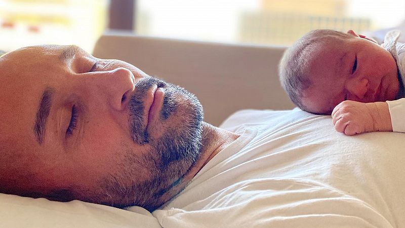 Alain Hernández comparte la primera fotografía con su hijo Nuno en el paritorio