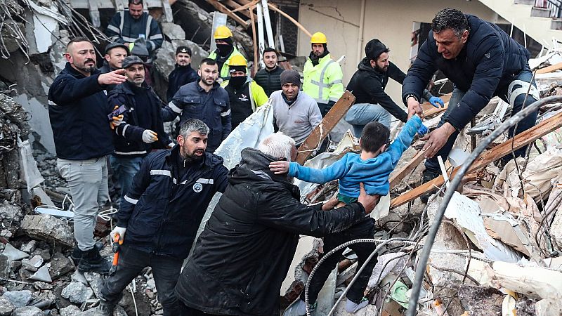 Resumen del segundo día tras la tragedia del terremoto en Turquía y Siria: Los equipos de rescate sortean el frío en la tercera noche de búsqueda