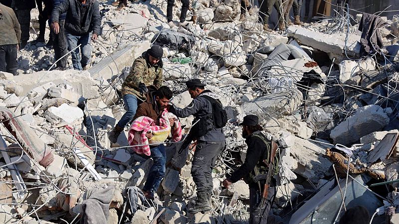 Los equipos de rescate intensifican la búsqueda de supervivientes mientras la cifra de muertos supera los 12.000