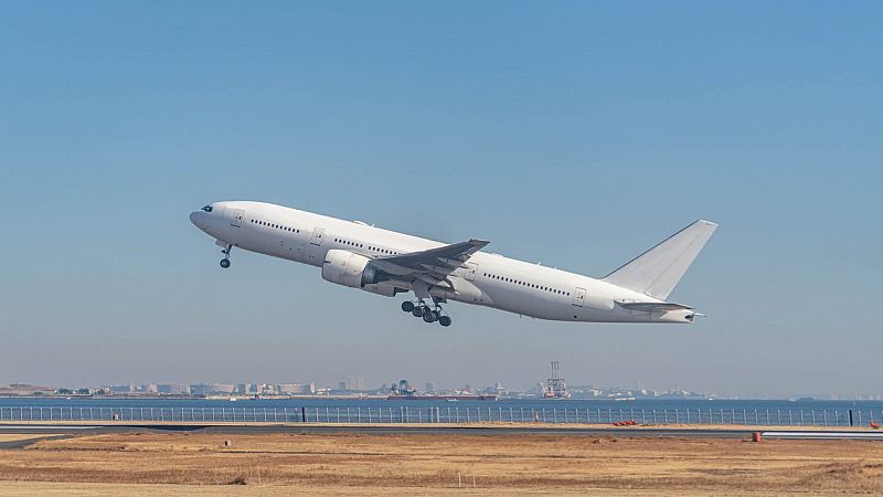 La OCU denuncia a ocho aerolíneas españolas por no aceptar el pago en metálico a bordo