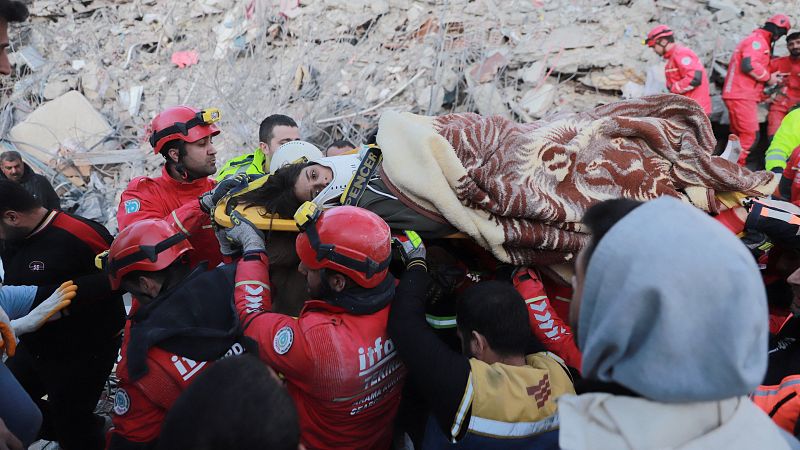 Los rescatistas españoles comienzan a buscar supervivientes en Turquía: "No vamos a perder la esperanza"