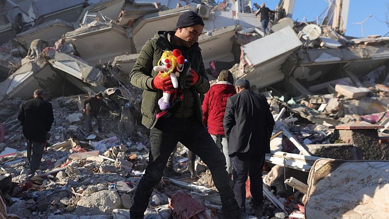 Resumen del tercer día tras la tragedia del terremoto en Turquía y Siria: siguen sacando personas con vida más de 72 horas después