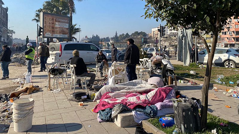 El miedo a las réplicas lleva a los supervivientes a dormir en la calle: "Tenía la mitad de mi cuerpo entre escombros"