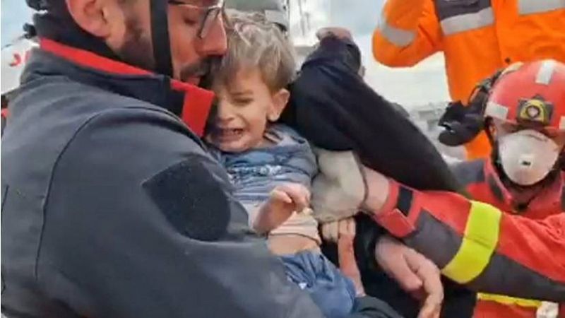 La UME rescata con vida a dos niños y a su madre cinco días después del terremoto en Turquía: "Ya lo tengo, vámonos"