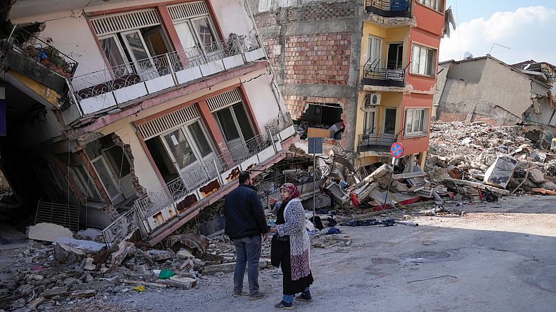 Los muertos superan las 28.000 personas mientras hallan algunos supervivientes tras seis días bajo los escombros