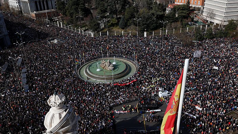 Una multitudinaria marcha en Madrid clama contra el "desmantelamiento" de la sanidad pública