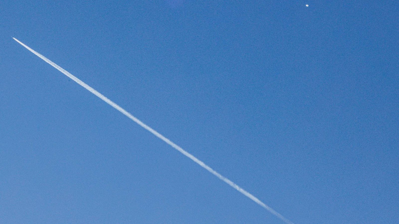 Objetos no identificados siguen sobrevolando el espacio aéreo de Estados Unidos y Canadá