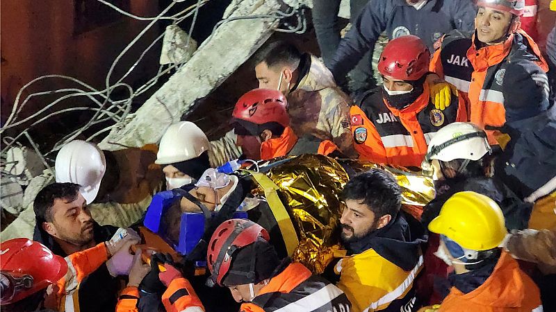 Rescatan con vida a tres niños entre los escombros una semana después del devastador terremoto de Turquía