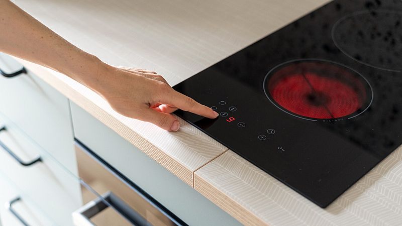 La luz baja este martes un 2,49% y se sitúa en 140,55 euros/MWh