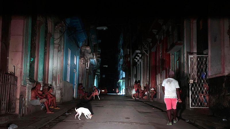 Un fallo en líneas de alta tensión deja sin electricidad a cerca de la mitad de Cuba