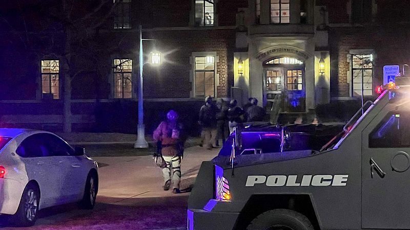 Tres muertos y cinco heridos en un tiroteo en una universidad de Michigan, EE.UU.
