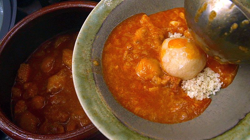 Receta de sopa castellana con castaas y yema crujiente de Aizpea Oihaneder