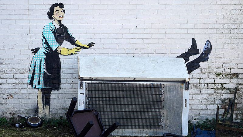 El artista callejero Banksy representa un mural contra la violencia de género en Inglaterra