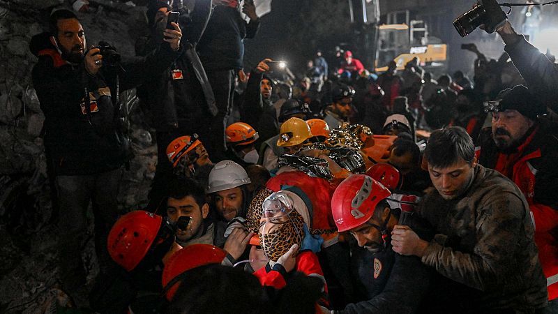 Rescatan a varias personas con vida en Turquía más de nueve días después del terremoto