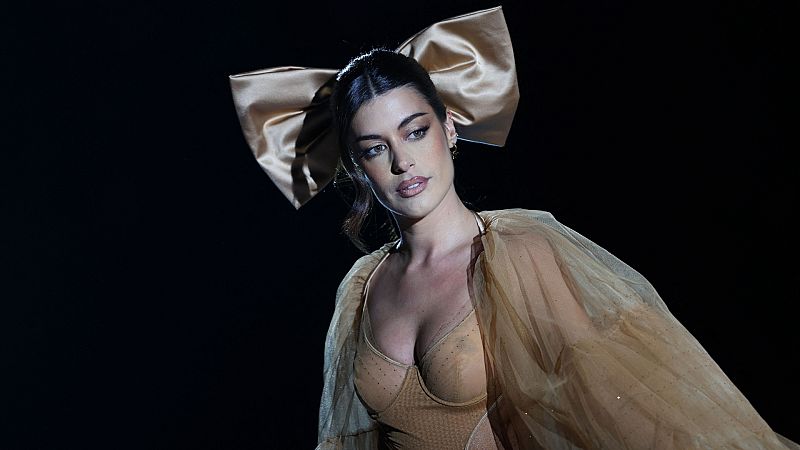 Dulceida, empoderada y divina, desfila para Andrés Sardá: estos han sido sus looks