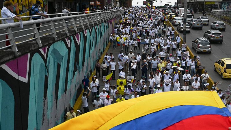 Miles de personas protestan contra las reformas sociales y económicas de Gustavo Petro en Colombia