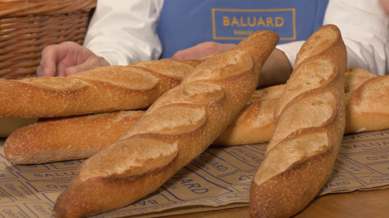 Receta de Baguette de pan tradicional: crujiente y con 4 ingredientes