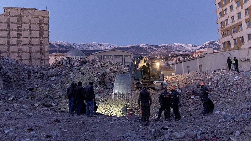 Rescatan con vida a un niño de 12 años tras haber pasado 260 horas atrapado entre los escombros en Turquía
