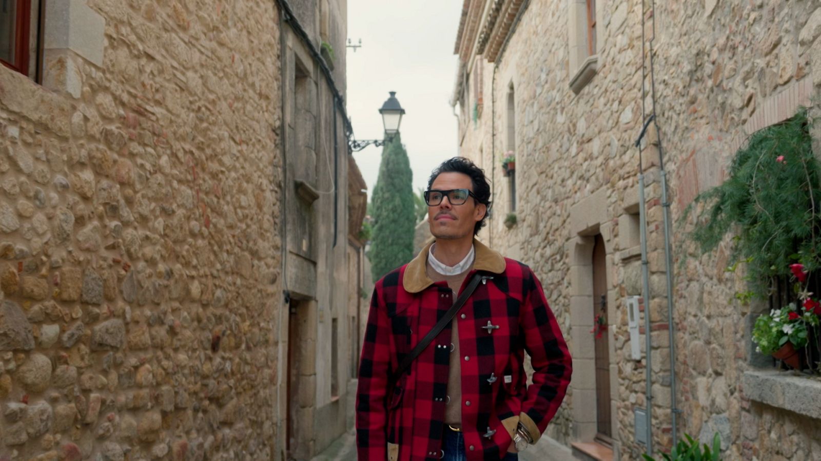 En aquest capítol Juan Avellaneda comptarà amb un constructor de planxes de surf, una artista i un artesà botànic