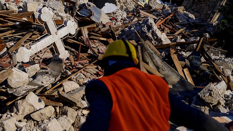 Rescatan en Turquía a tres personas con vida tras 13 días bajo los escombros del terremoto