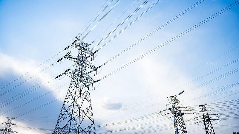 El precio de la luz sube un 8% este lunes hasta 134,13 euros/MWh y no se aplicará el tope al gas