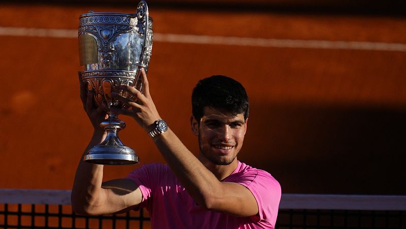 Alcaraz se corona en Buenos Aires y recorta distancias con Djokovic