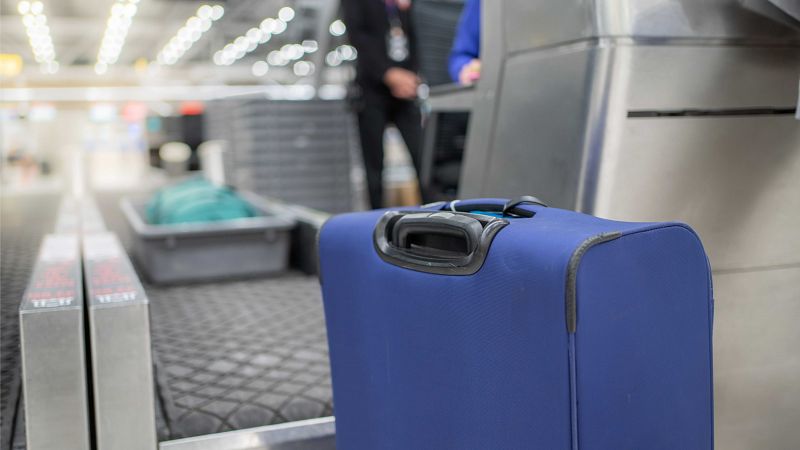 Los pasajeros no tendrán que sacar líquidos y portátiles en los controles de los aeropuertos españoles a partir de 2024