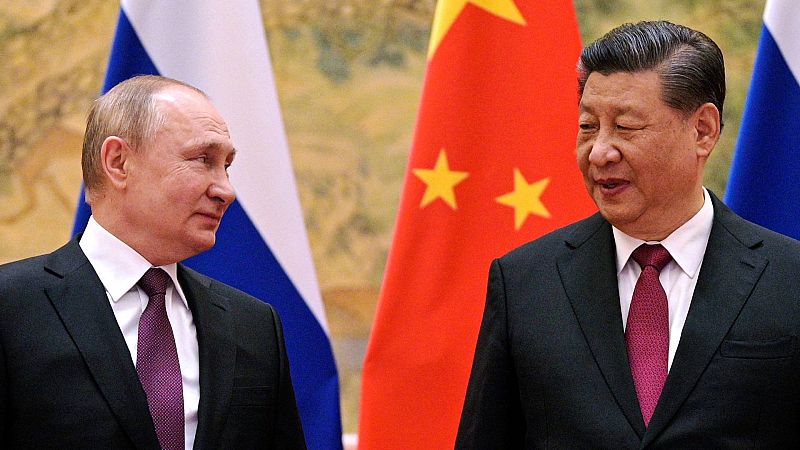 China niega que vaya a vender armas a Rusia: "Quien no para de proporcionar armas al campo de batalla es EE.UU."