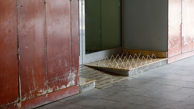 Verjas, pinchos o bancos individuales: los obstáculos de la "arquitectura hostil" para las personas sin hogar