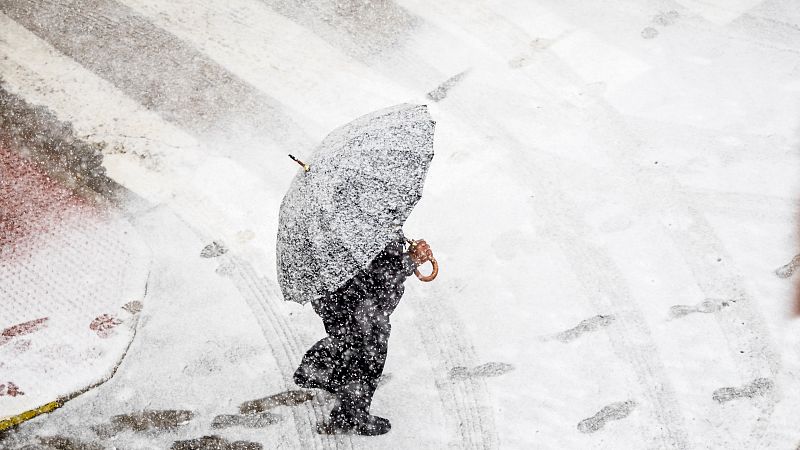 Un inédito temporal de nieve asola el sur de Marruecos y deja 87 pueblos aislados y 24.000 familias asistidas