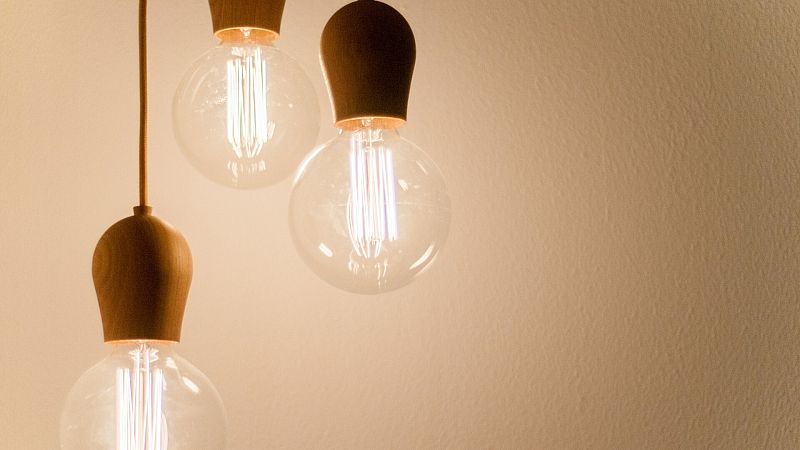 La luz cae un 2,69% este jueves y se sitúa en 140,57 euros/MWh