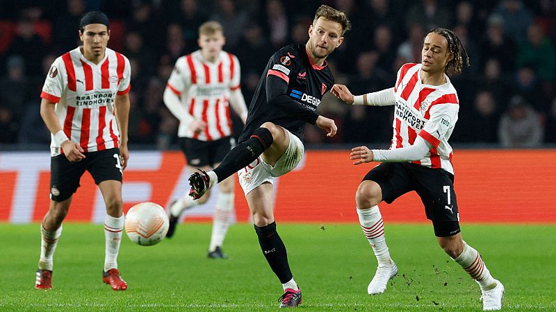 PSV 2-0 Sevilla: El Sevilla sufre al final, pero pasa a octavos (2-3 en el global)