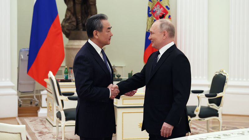 Putin resalta las "nuevas fronteras" de la relación con China tras recibir a su máximo diplomático en el Kremlin