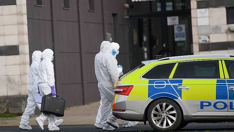 La policía de Irlanda del Norte detiene a tres personas por el intento de asesinato de un policía
