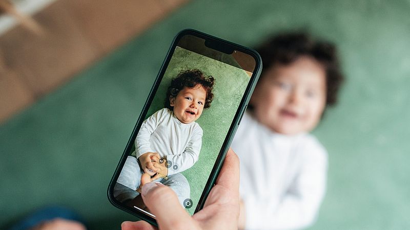 Ser la estrella de las redes sociales de mamá y papá: ¿dónde está el límite en la exposición de menores en internet?