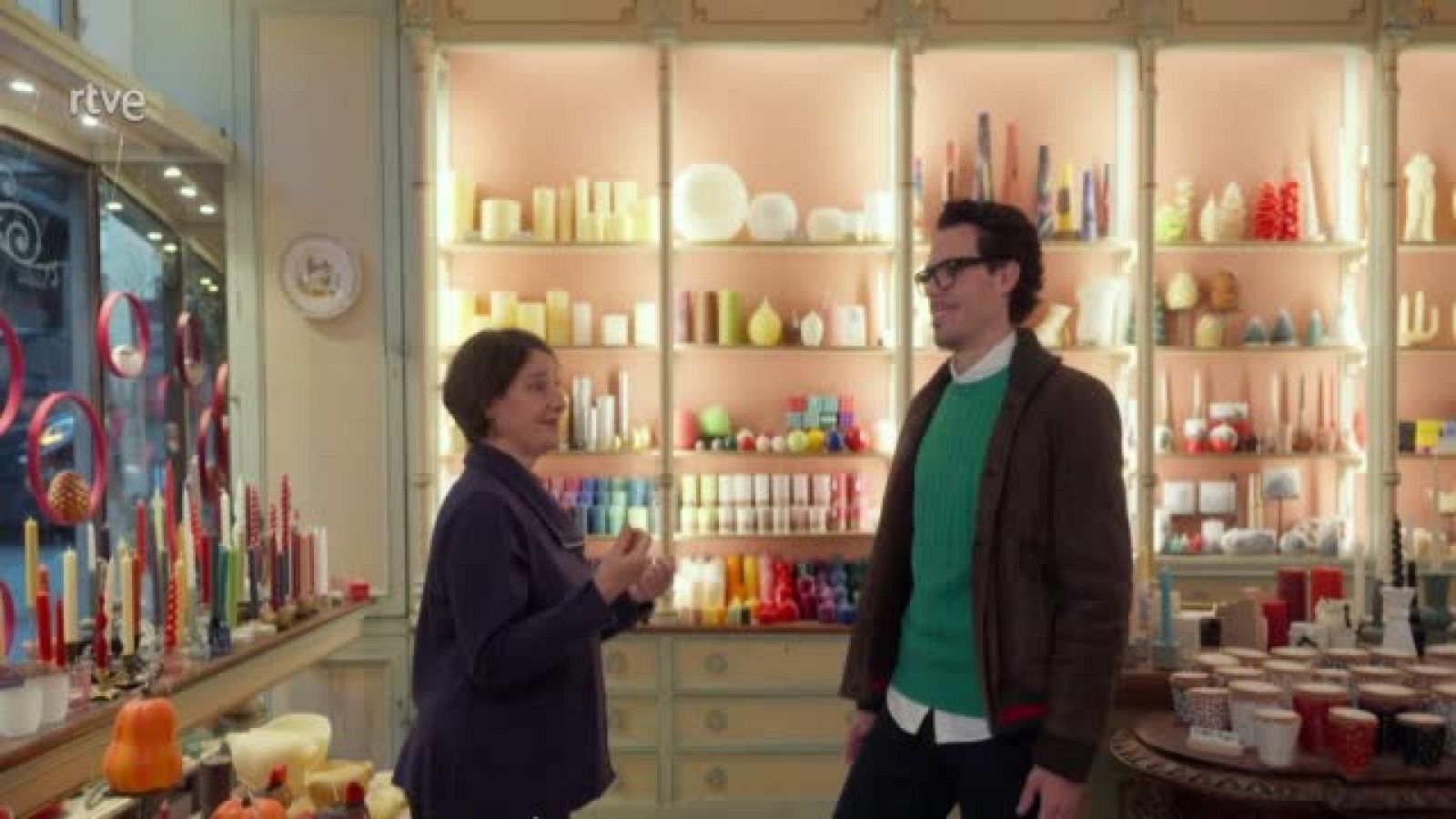 Juan Avellaneda compta amb una cerera, un constructor d'escacs i una especialista en els brodats