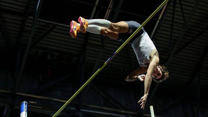 Duplantis establece un nuevo récord del mundo de pértiga con 6,22 metros
