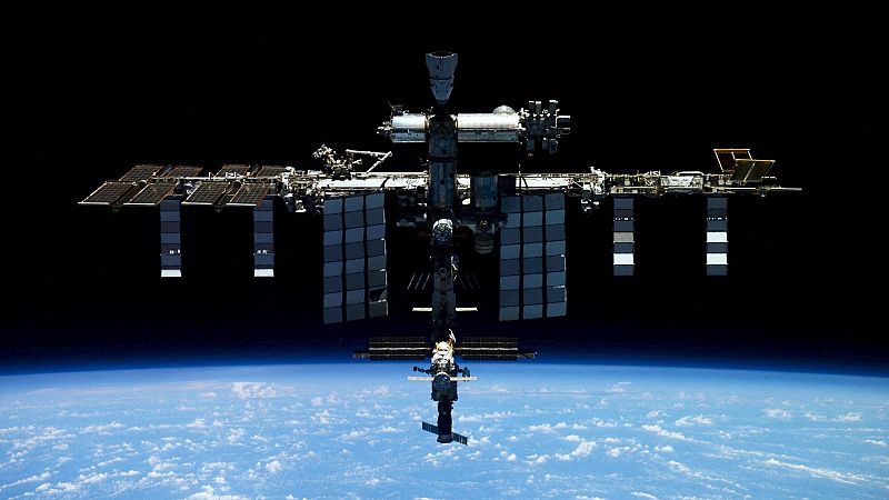 La nave Soyuz se acopla con éxito a la Estación Espacial Internacional en su rescate a tres astronautas