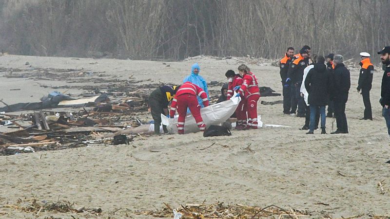 Mueren al menos 60 personas en el naufragio de un barco con migrantes en el sur de Italia