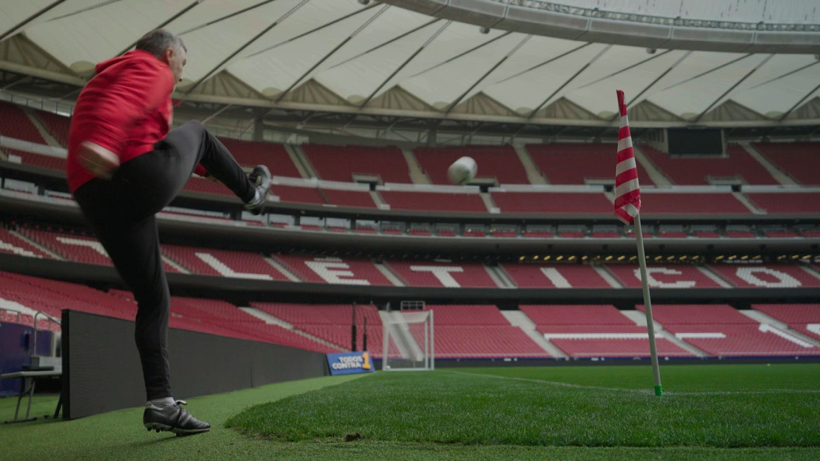 Le proponemos a Milinko Pantic el reto de meter gol desde la grada