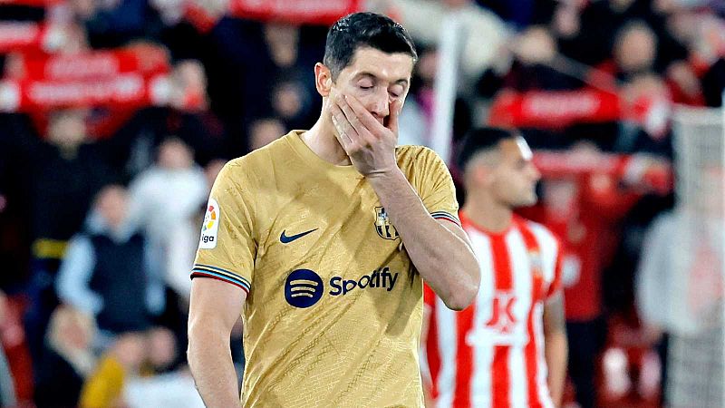 La lesión de Lewandowski y la derrota en Almería condicionan la lucha por la Copa y por la Liga