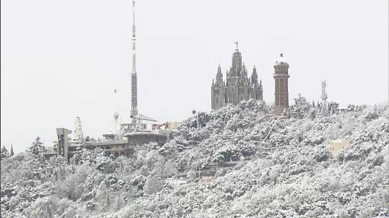 La neu enfarina el Tibidabo i alguns punts del Vallès Occidental
