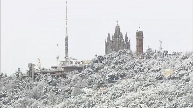 La neu enfarina el Tibidabo i alguns punts del Valls Occidental