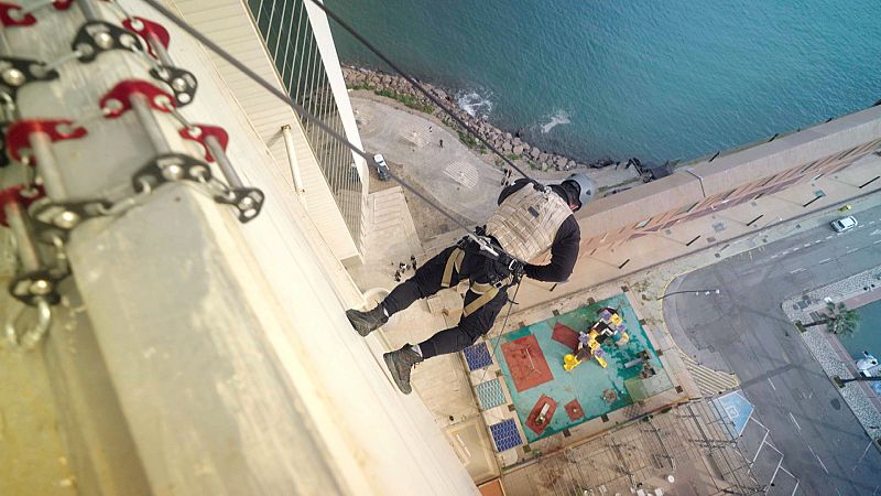 Una persona corriendo en vertical sobre un edificio ¿Cuánto tarda en llegar abajo?