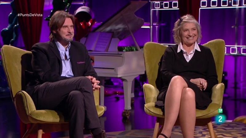 Com es protegeix als actors en escenes íntimes per reduir el contacte físic?