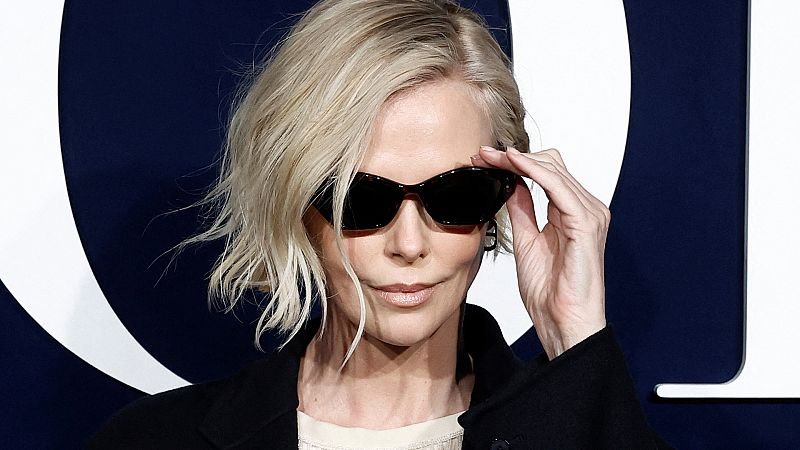 Charlize Theron reaparece en el desfile de Dior, pero mantiene el misterio sobre su vida