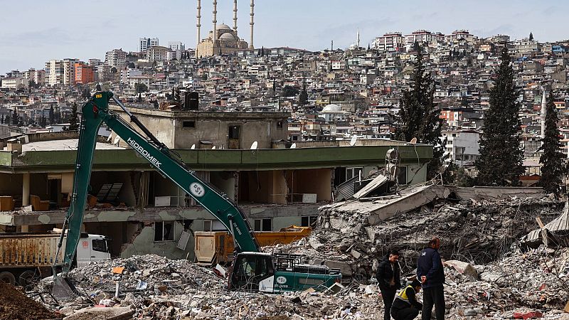 Supervivientes sin hogar y víctimas bajo los escombros: la realidad de millones de personas en Turquía y Siria