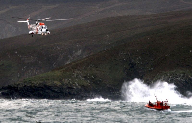 Desaparecido un hombre que cayó al mar mientras trabajaba en el puerto de Malpica